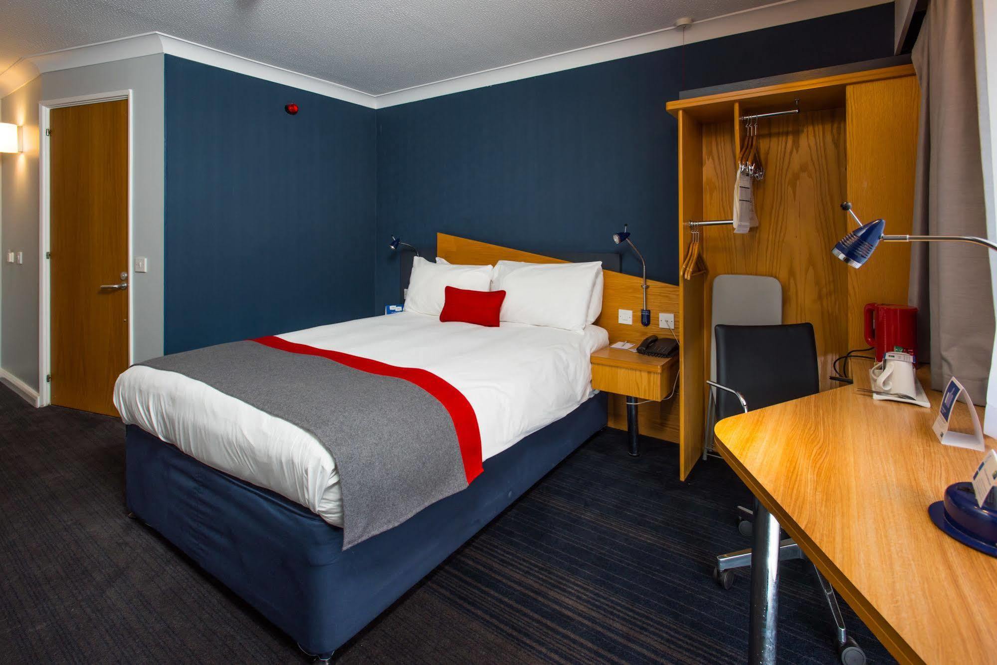 Holiday Inn Express Swansea East By Ihg Екстериор снимка
